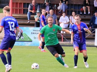 Svodín musel doma otáčať proti Kalnej. Na 1:1 vyrovnal Kornek Saláta (v zelenom).