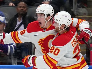 Samuel Honzek oslavuje premiérový gól v NHL. 