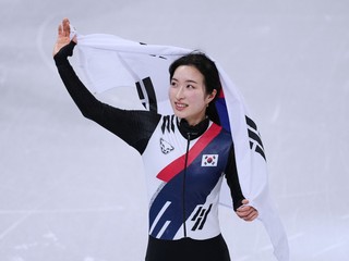 Reprezentantka Kórejskej republiky Kim Kil-li sa teší po zisku zlata