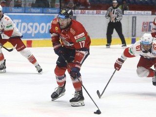 Na snímke Andrej Kudrna (Zvolen) strieľa gól do brány Liptovského Mikuláša.