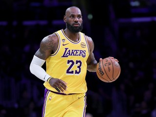 LeBron James v drese Los Angeles Lakers.