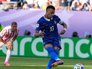 Kylian Mbappe premieňa pokutový kop
