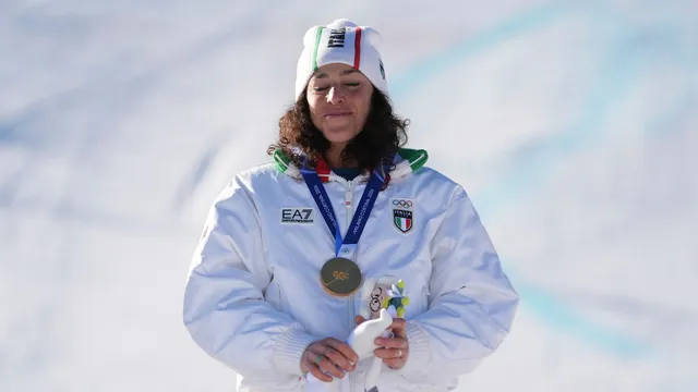 Talianka Federica Brignoneová počúva hymnu po zisku zlata.