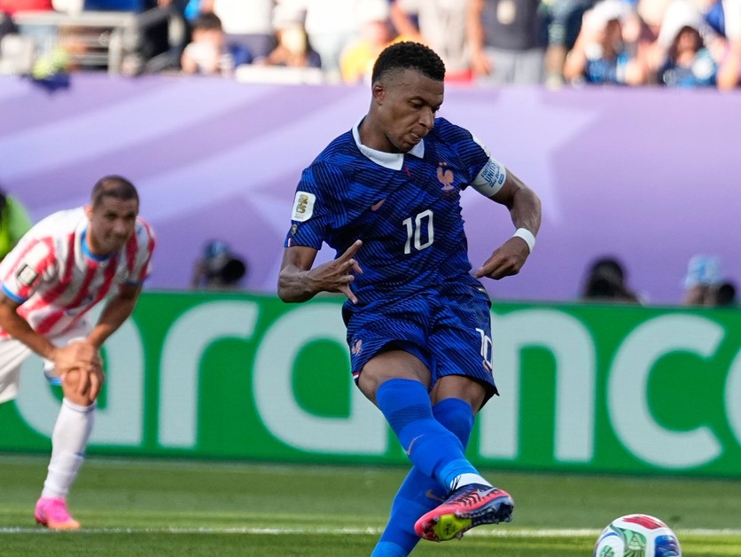 Kylian Mbappe premieňa pokutový kop