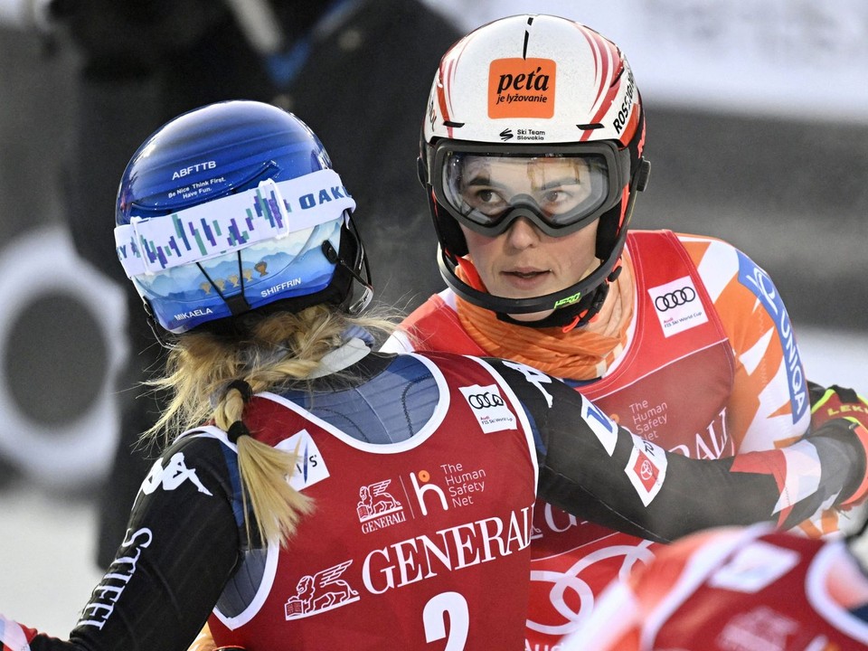 Petra Vlhová a Mikaela Shiffrinová po slalome vo fínskom Levi 2023.
