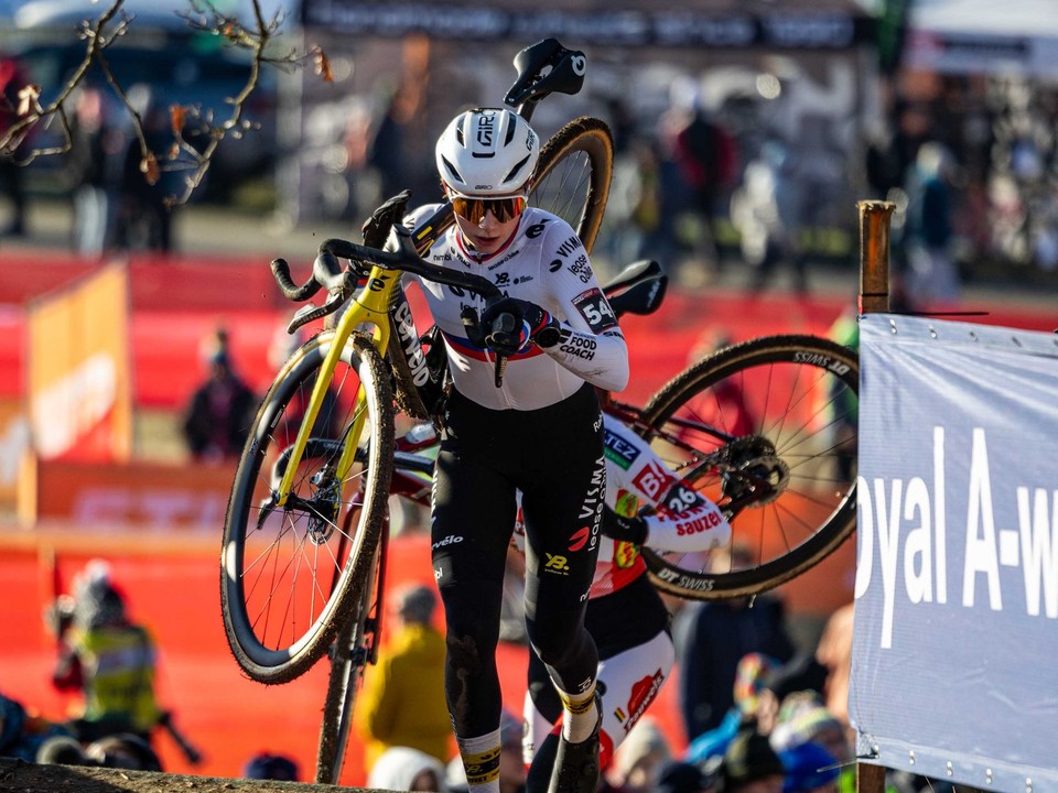 Viktória Chladoňová v pretekoch Svetového pohára v cyklokrose.