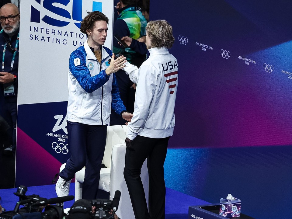 Ilia Malinin gratuluje novému olympijskému šampiónovi Michailovi Šajdorovovi na ZOH v Miláne.