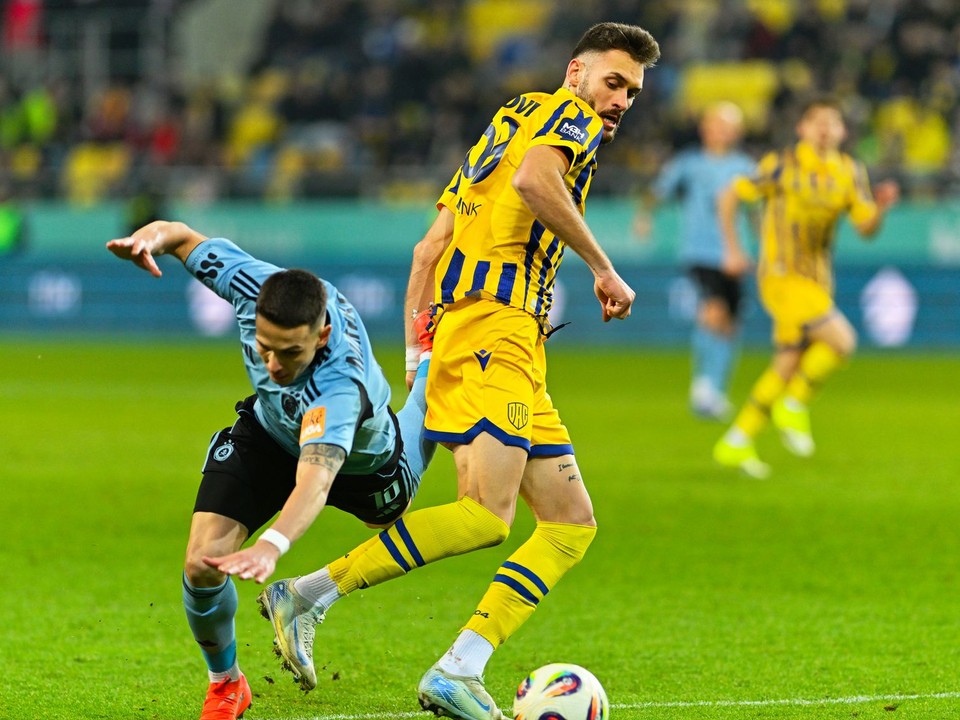 Nino Kukovec (uprostred) a hráč Slovana Svetozar Markovič bojujú o loptu v zápase 19. kola Niké ligy FC DAC 1904 Dunajská Streda - ŠK Slovan Bratislava.