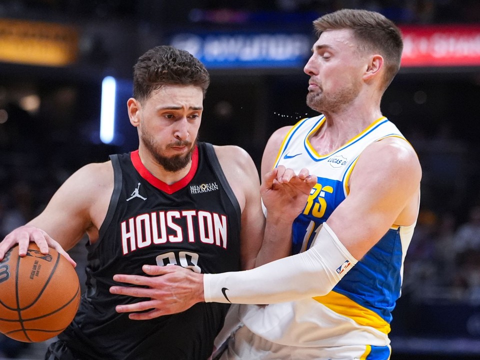 Alperen Sengün v drese Houstonu