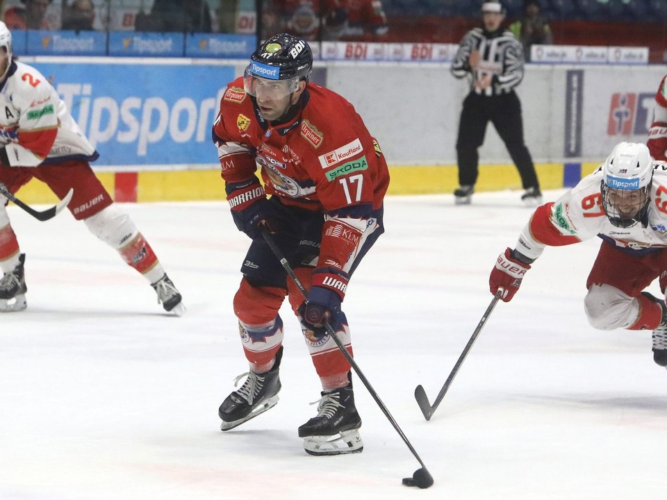 Na snímke Andrej Kudrna (Zvolen) strieľa gól do brány Liptovského Mikuláša.