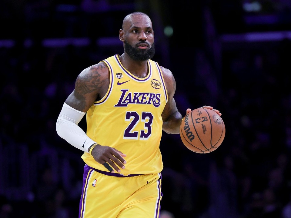 LeBron James v drese Los Angeles Lakers.