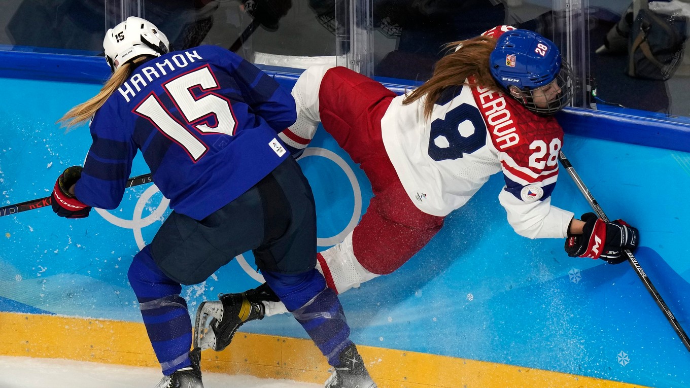 Česká hokejistka Noemi Neubauerová v súboji so Savannah Harmonovou.
