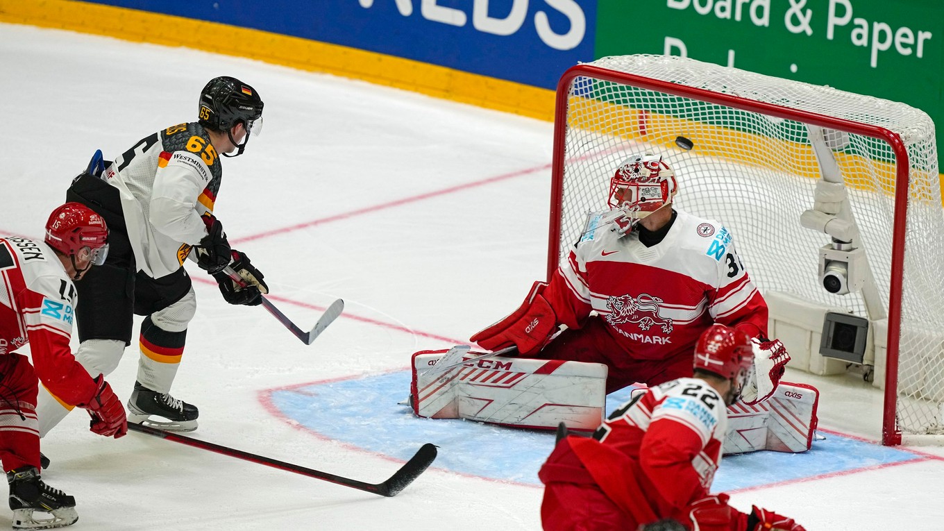 Nemecký hokejista Marc Michaelis strieľa gól v zápase proti Dánsku na MS v hokeji 2022.