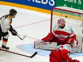 Nemecký hokejista Marc Michaelis strieľa gól v zápase proti Dánsku na MS v hokeji 2022.