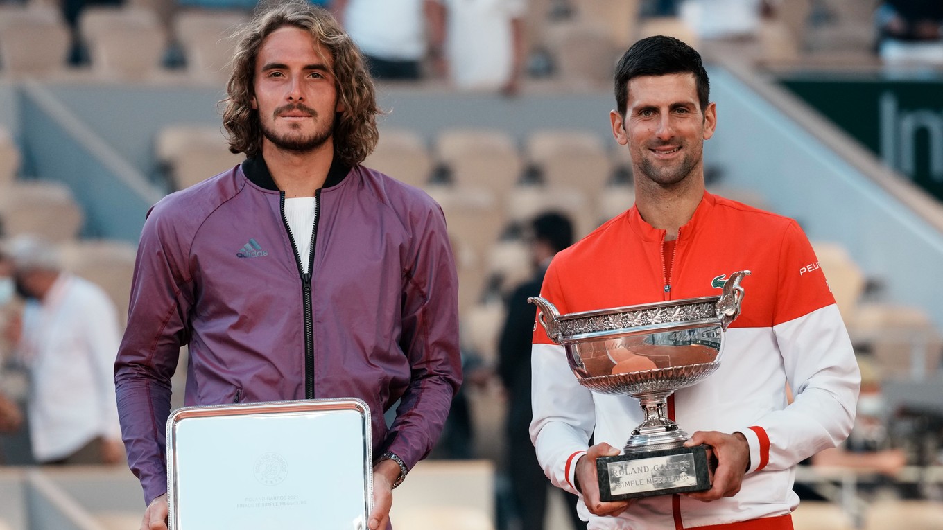 Novak Djokovič a Stefanos Tsitsipas po finále Roland Garros 2021.