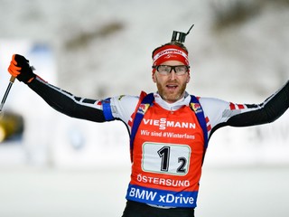 Rakúsky biatlonista Simon Eder.