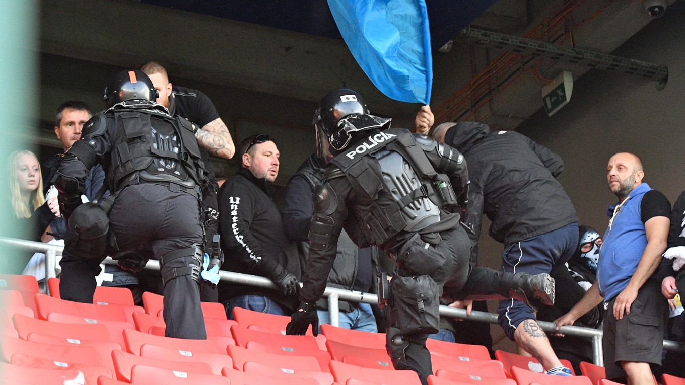 Zásah polície počas zápasu Spartak Trnava - Slovan Bratislava.