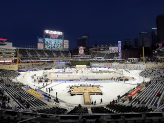 Ilustračný záber zo zápasu Winter Classic v NHL.