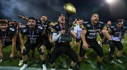 Hráči Nitra Knights sa tešia po triumfe v Czech Bowle 2024, v ktorom zdolali Znojmo Knights.