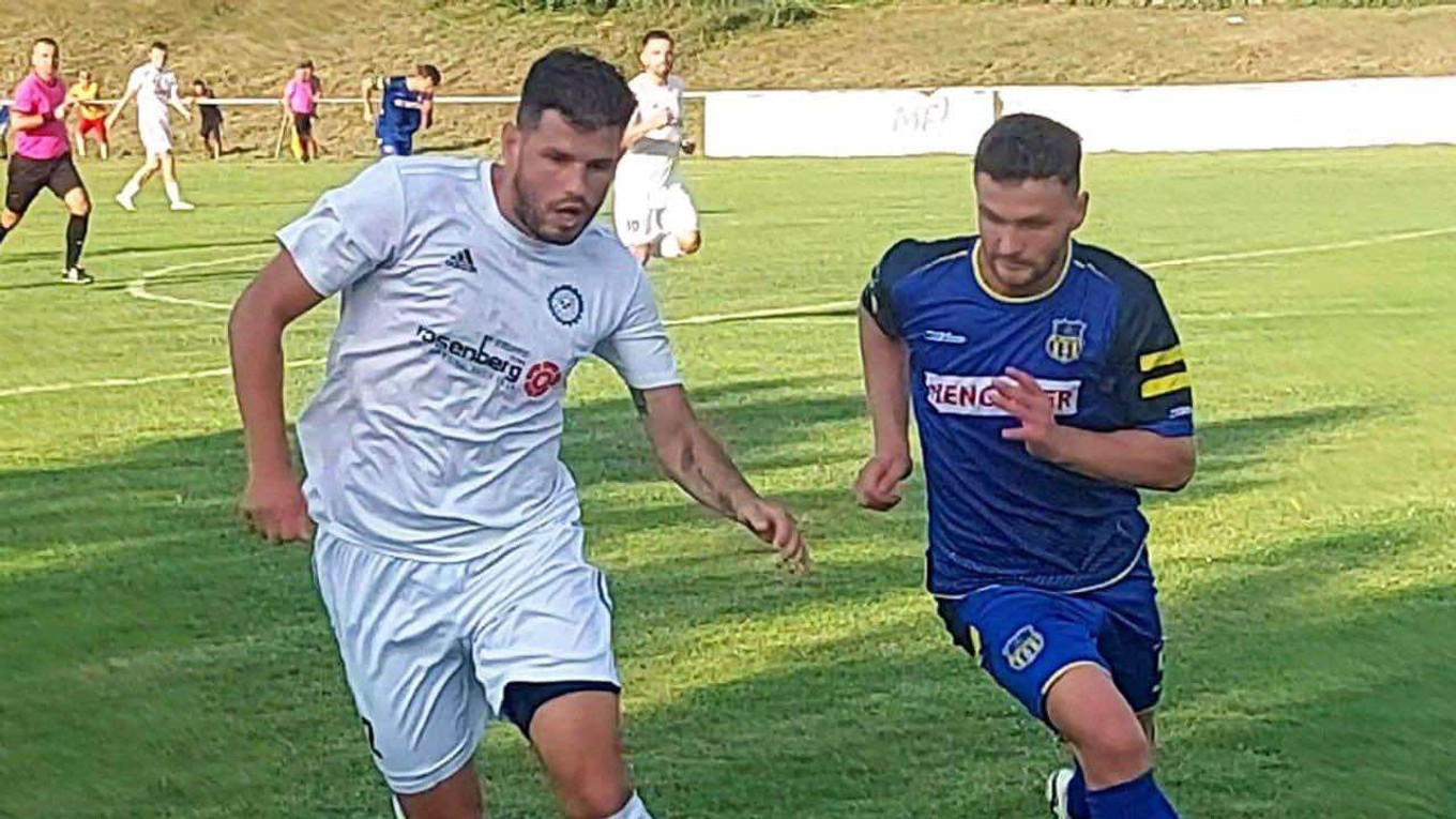 Michal Vilkovský (vľavo) v drese MFK Spartak Medzev.