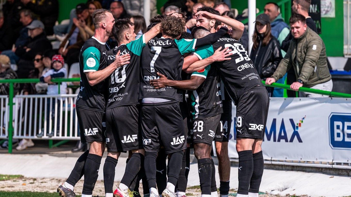 Futbalisti Malženíc oslavujú gól