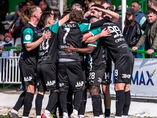 Futbalisti Malženíc oslavujú gól