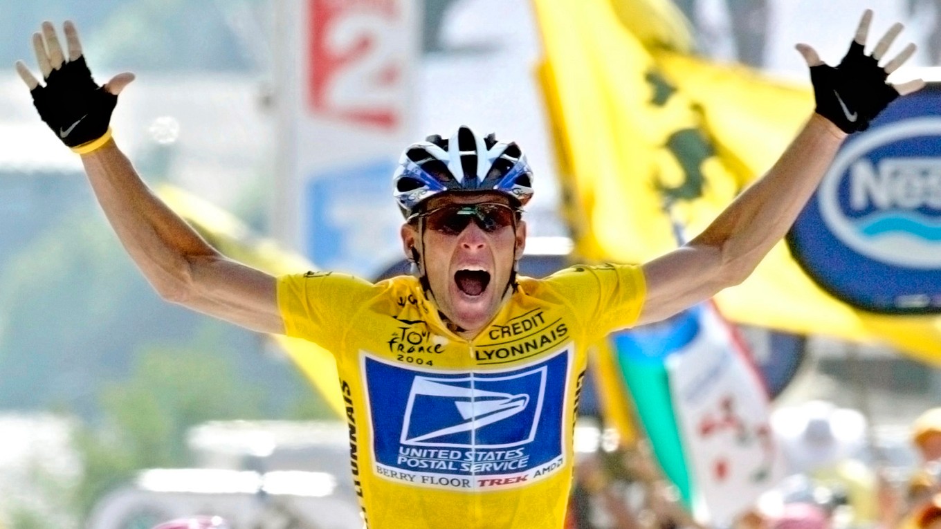 Lance Armstrong po jednom zo svojich víťazstiev na Tour de France.