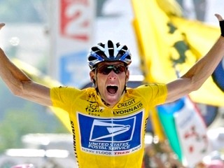 Lance Armstrong po jednom zo svojich víťazstiev na Tour de France.
