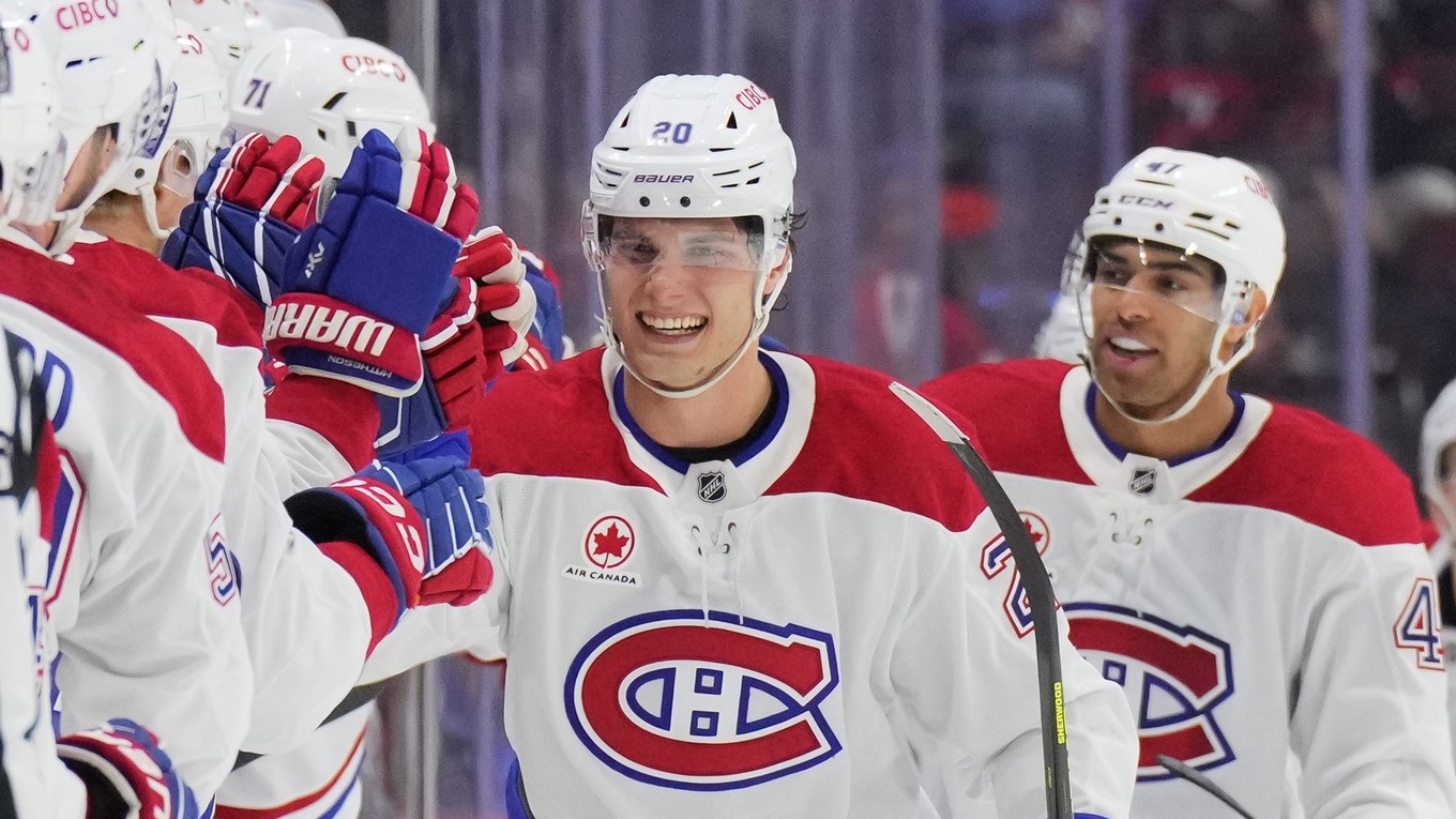 Juraj Slafkovský oslavuje gól.