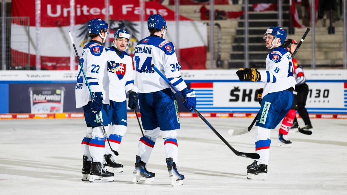 Radosť slovenských hokejistov z gólu proti Rakúsku v prvom zápase Nemeckého pohára 2025.