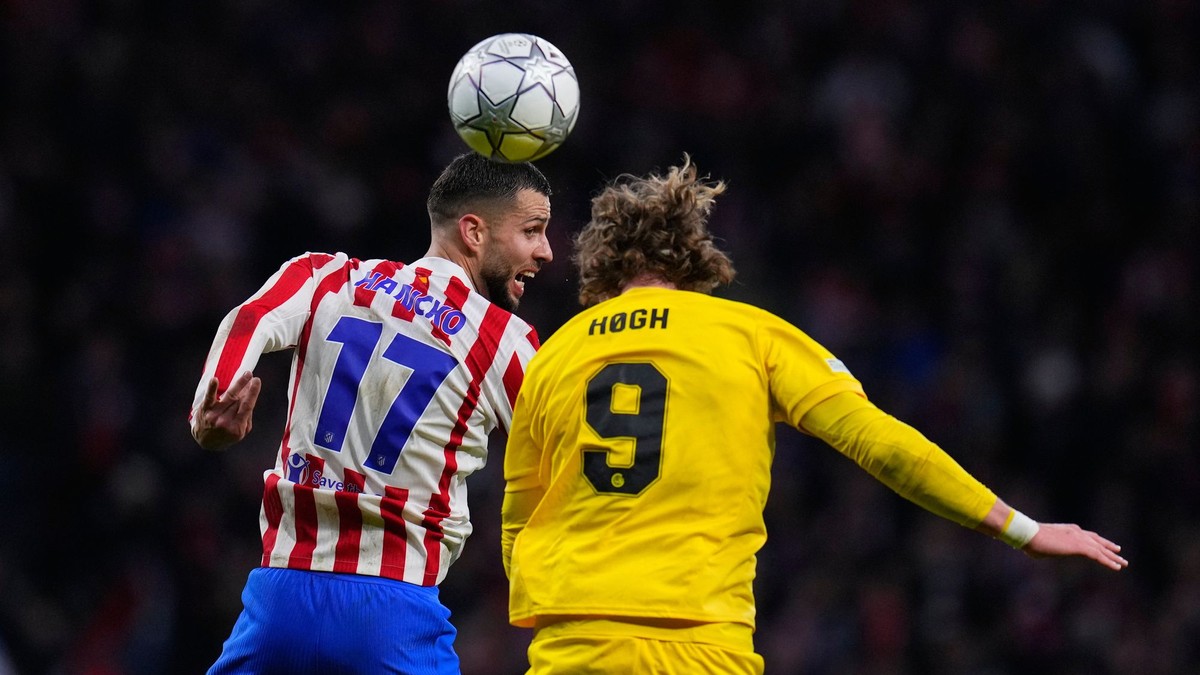 Slovenský hráč Atlético Madrid Dávid Hancko (vľavo) hlavičkuje loptu
