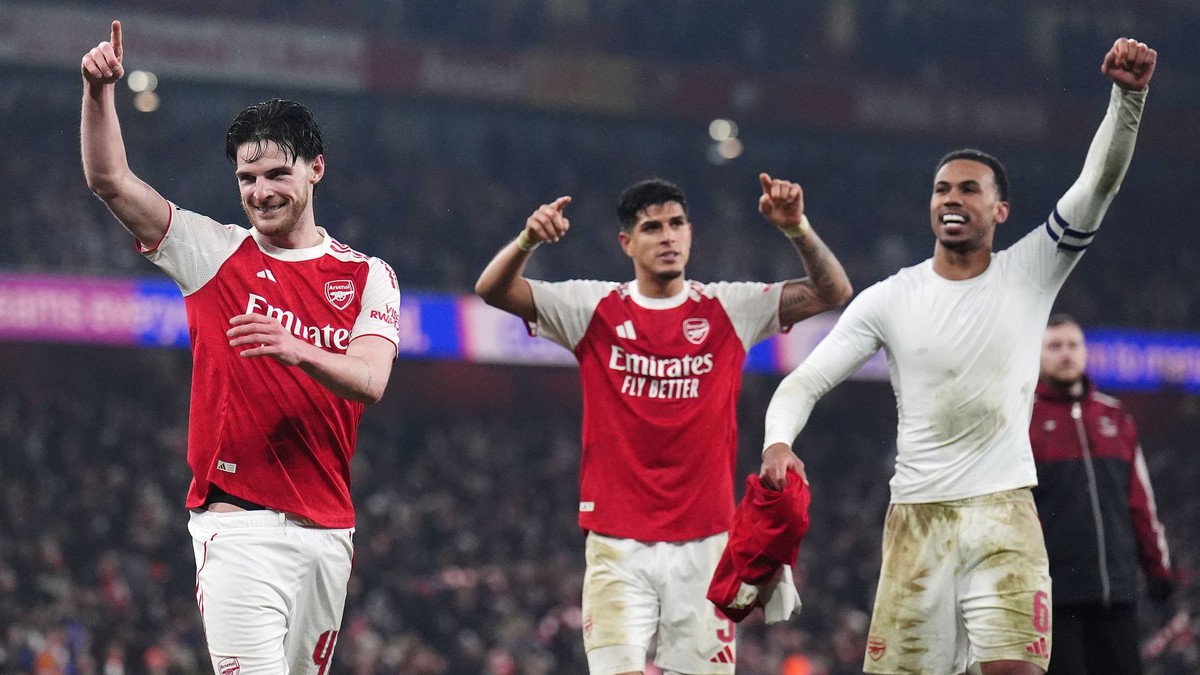 Hráči Arsenalu zľava Declan Rice, Hincapie a Gabriel sa radujú z výhry