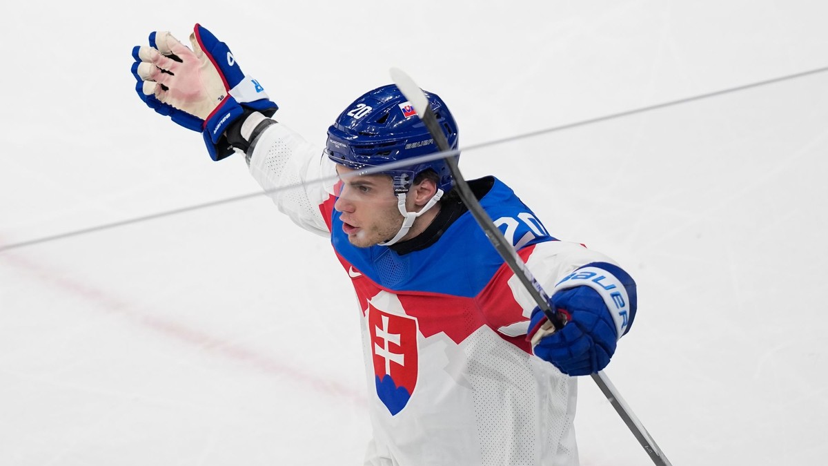 Juraj Slafkovský oslavuje gól. 