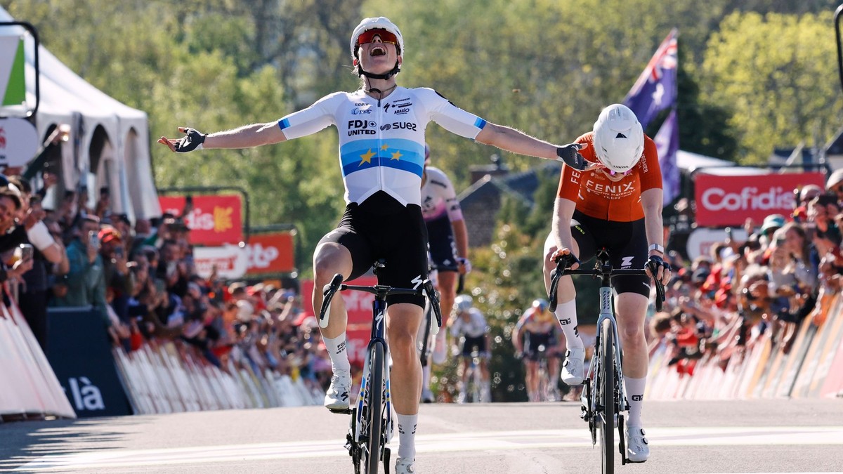 Demi Volleringová tesne zdoláva Puck Pieterseovú v závere klasiky Valónsky šíp 2026.