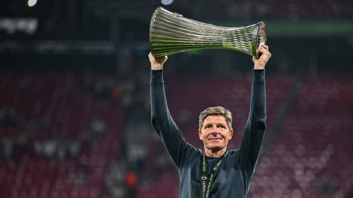 Tréner Oliver Glasner oslavuje víťazstvo Crystal Palace vo finále.