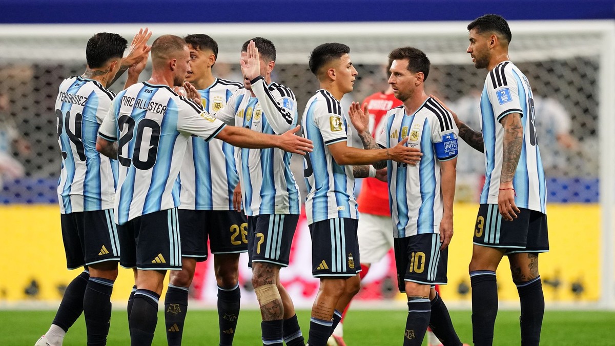 Hráči Argentíny oslavujú na konci prvého polčasu zápasu základnej skupiny J majstrovstiev sveta vo futbale medzi Argentínou a Rakúskom.