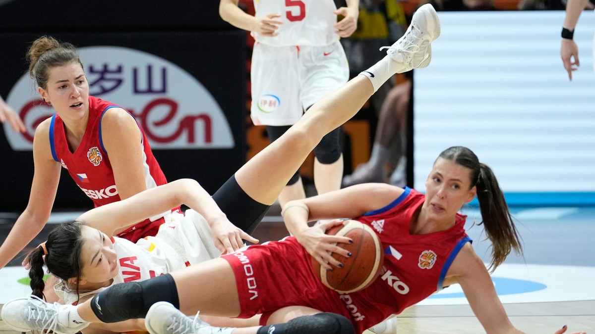 Momentka zo zápasu Čína - Česko na MS v basketbale žien 2026.