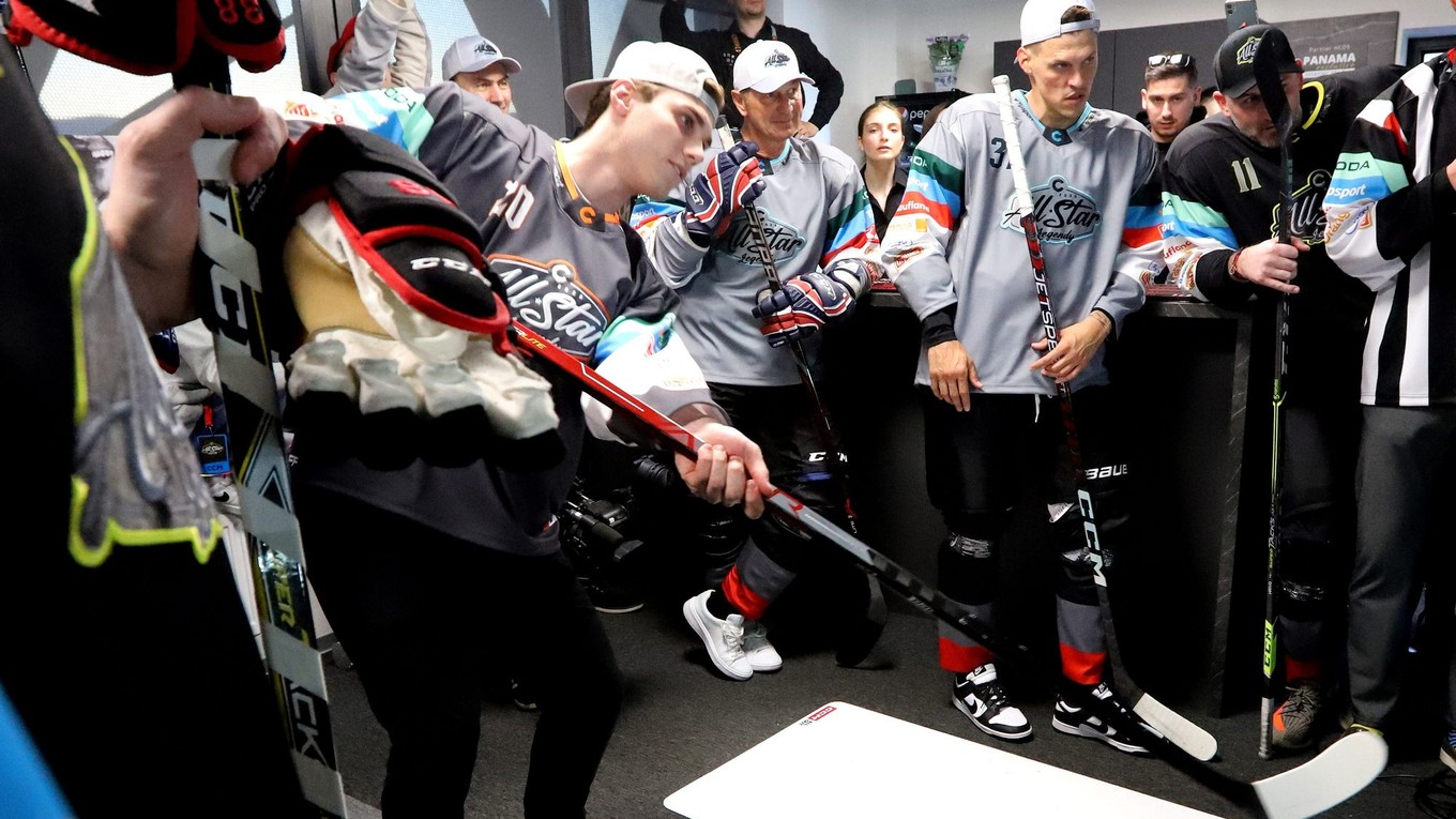 Juraj Slafkovský strieľa z bufetu do bránky počas hokejovej exhibície All Star legendy.