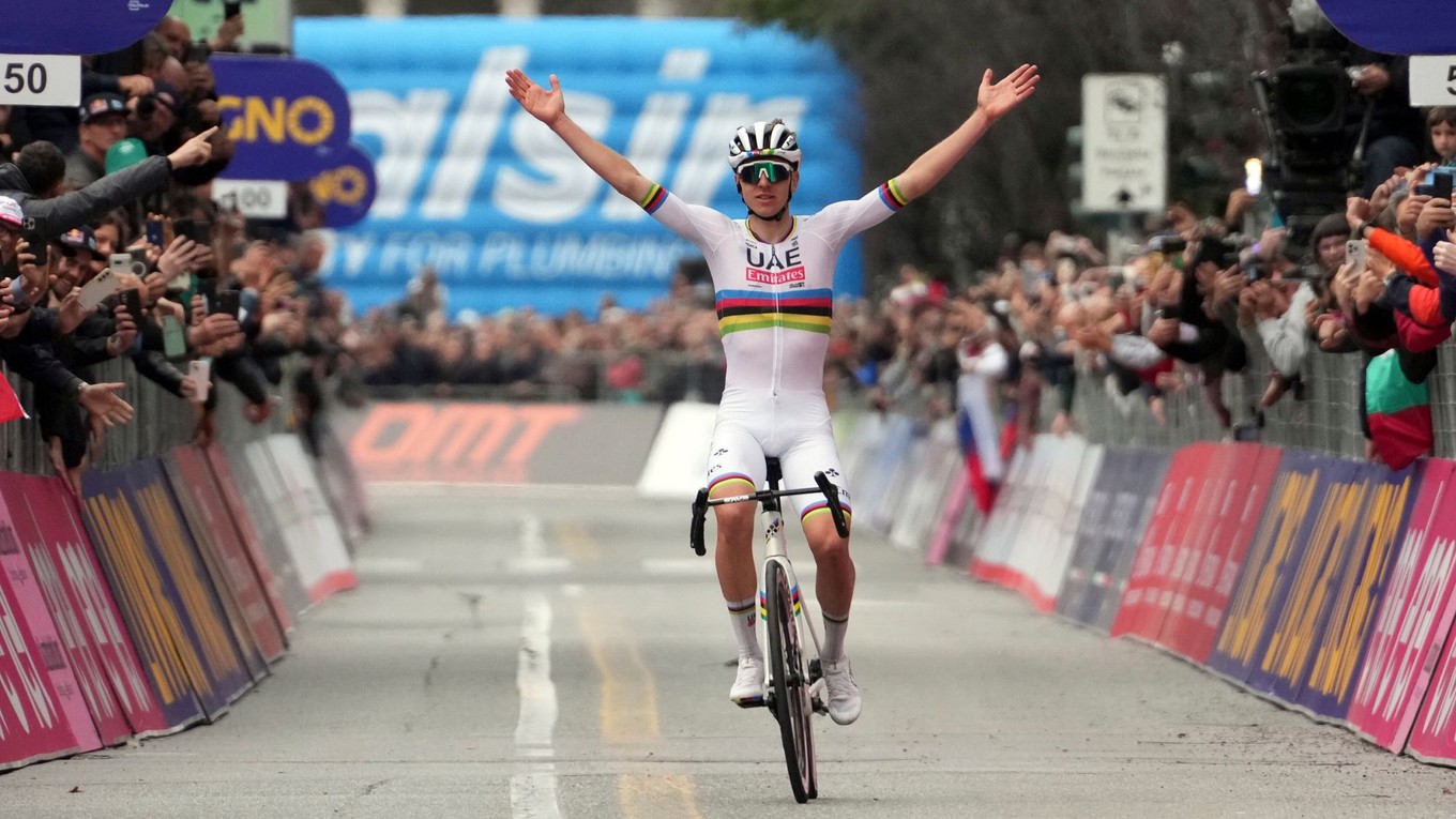 Tadej Pogačar oslavuje triumf na Okolo Lombardska.