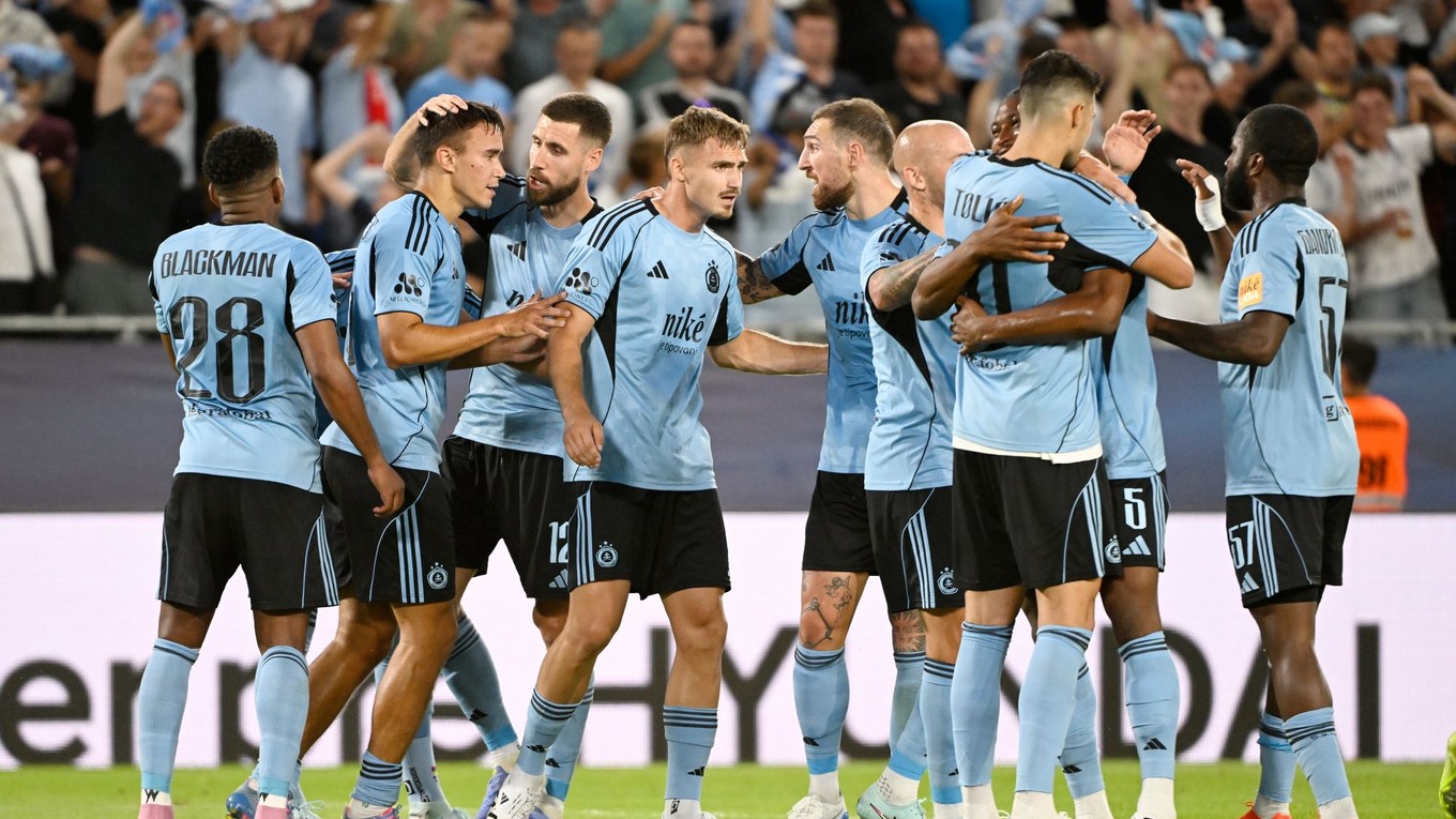 Na snímke radosť hráčov Slovana po strelení druhého gólu.