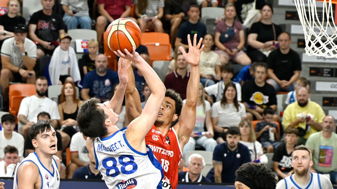 Timotej Malovec v zápase Slovensko - Švajčiarsko v predkvalifikácii MS 2027.