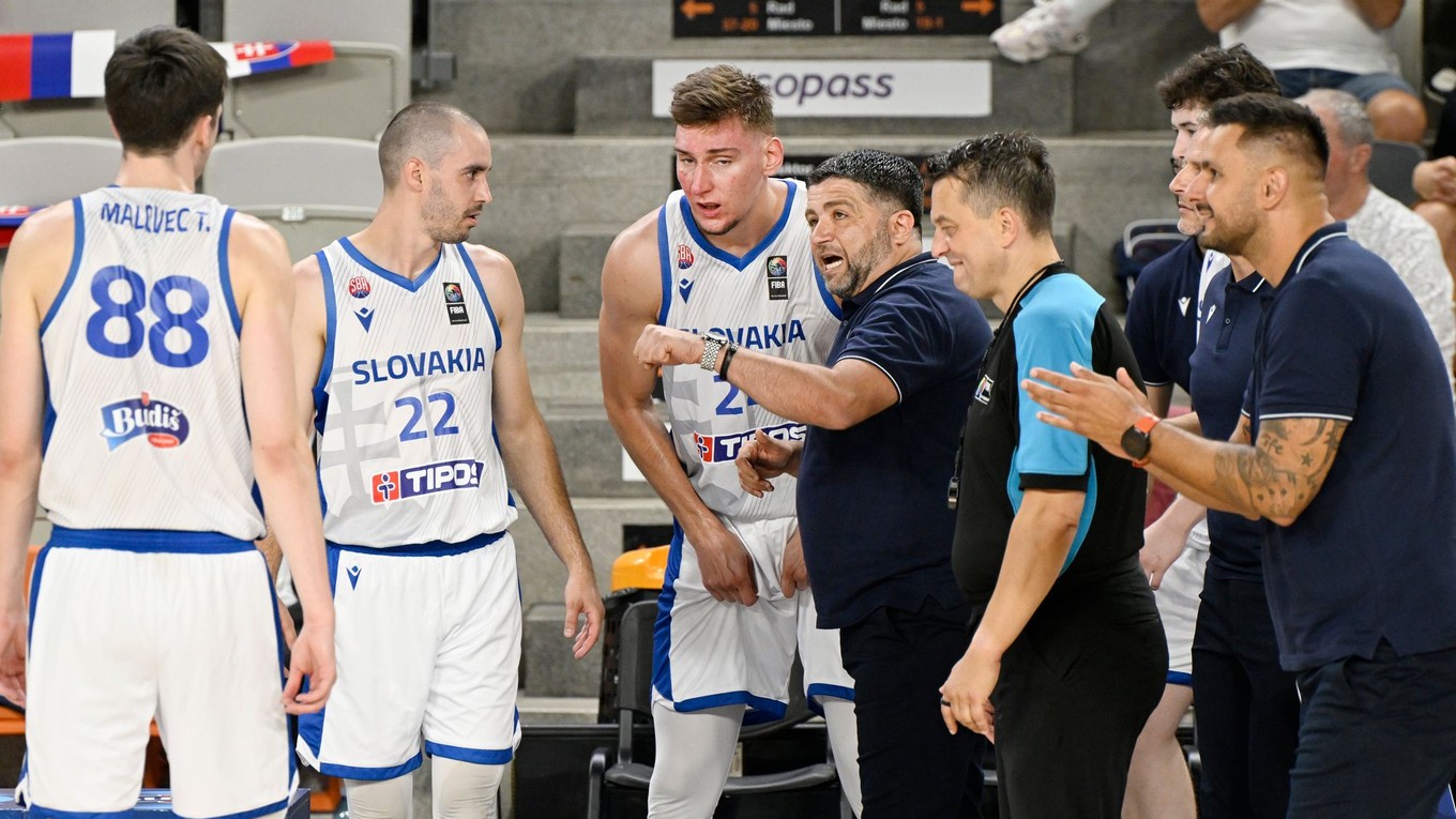 Timotej Malovec, Dalibor Hlivak, Samuel Kincel a tréner Oliver Vidin v stretnutí Slovensko - Švajčiarsko.