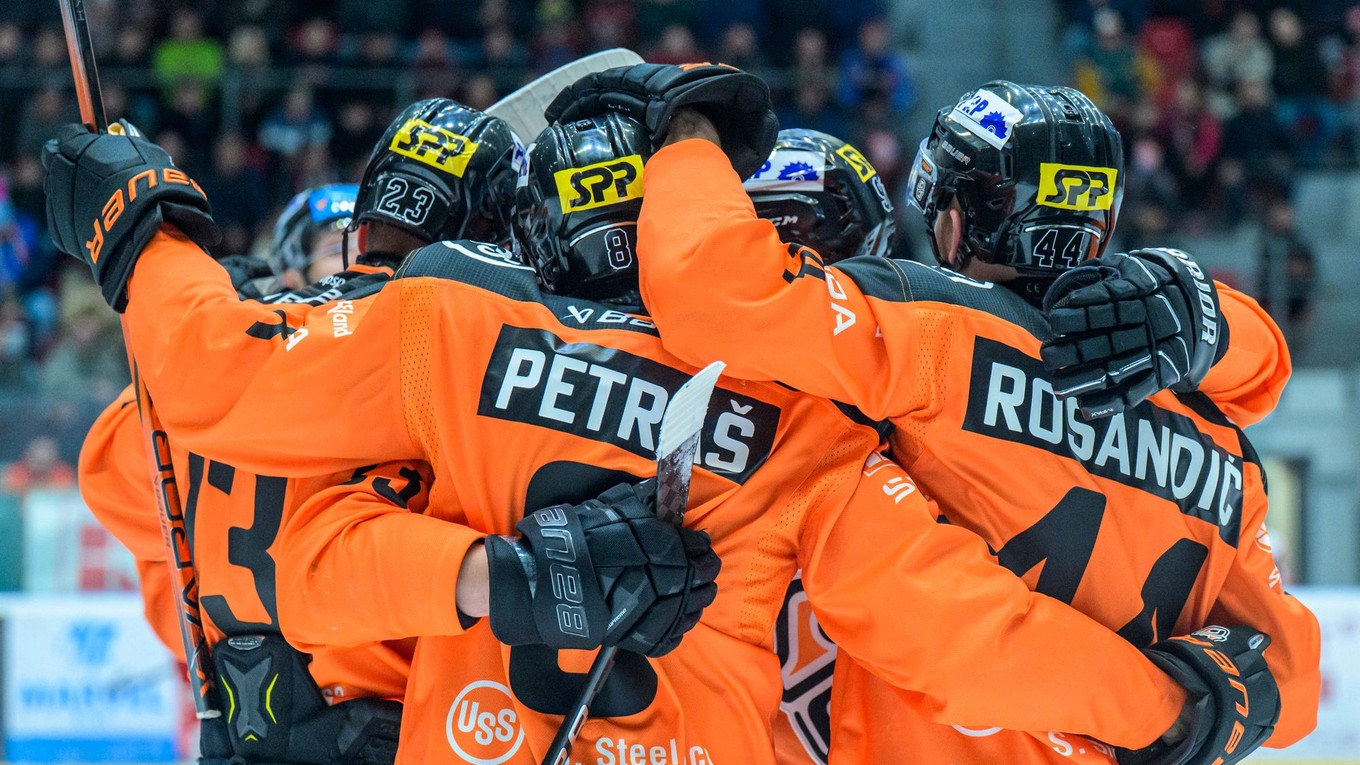 Hokejisti Košíc sa tešia z gólu 