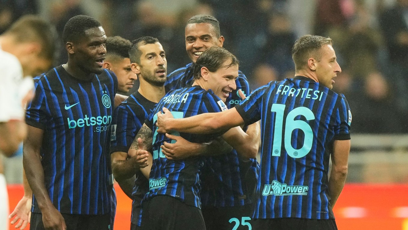 Futbalisti Interu oslavujú gól