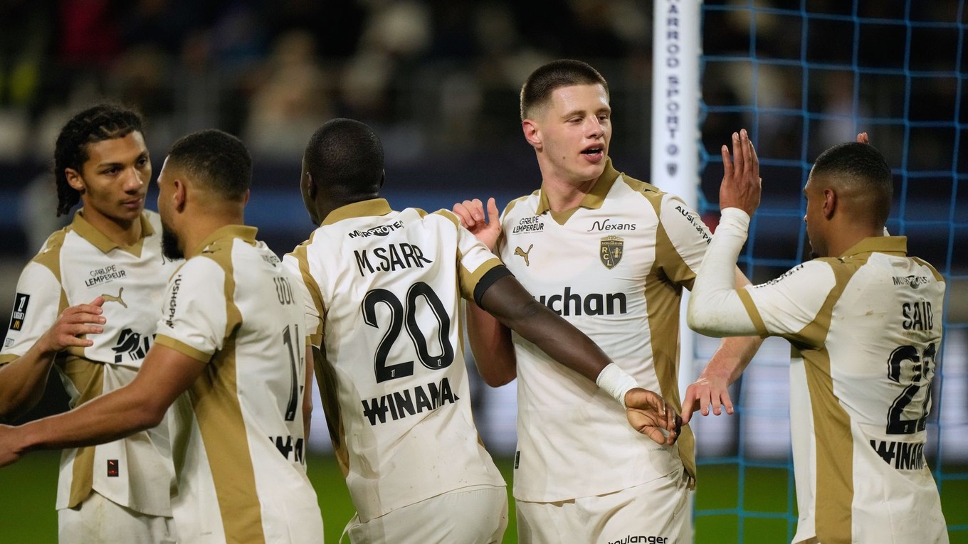 Futbalisti Racingu Lens oslavujú gól.
