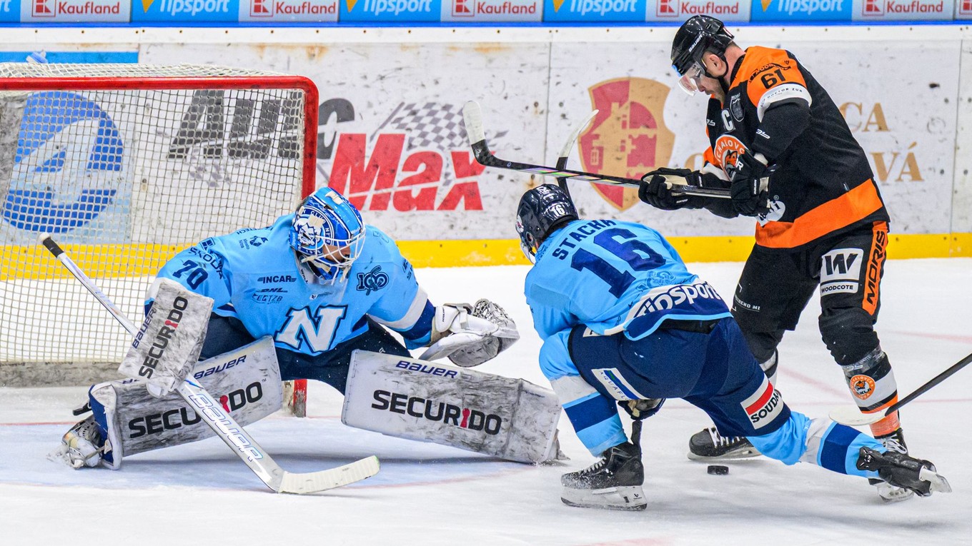 Zľava brankár Jasper Patrikainen, Marko Stacha (obaja Nitra) a Marek Bartánus (Michalovce)