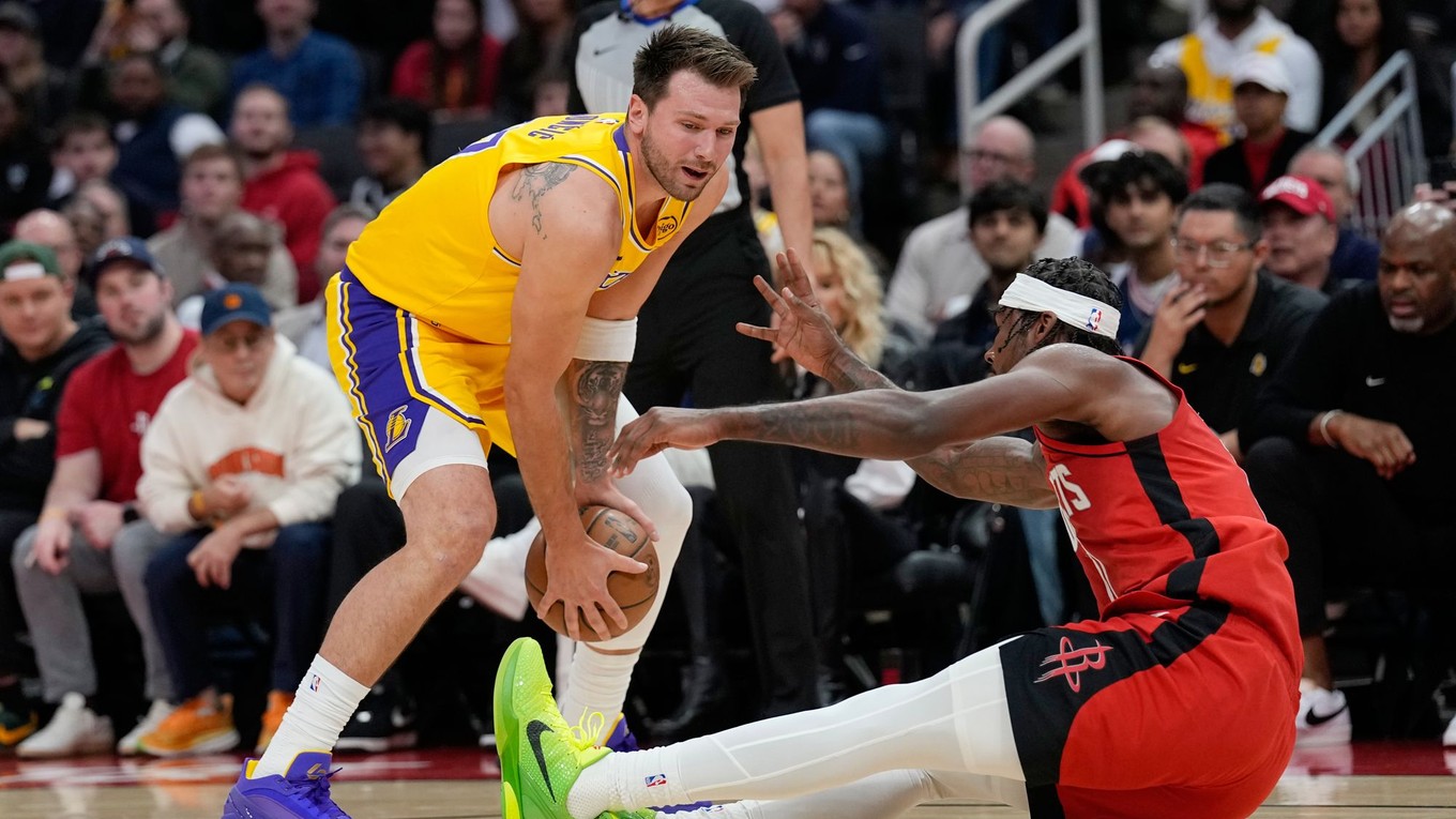 Tari Eason z Houston Rockets (vpravo) padá pri bránení hráča Luka Dončič z Los Angeles Lakers.