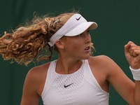 Mirra Andrejevová na Wimbledone 2023.