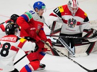 Dominik Kubalík pri prieniku cez rakúsku obranu v zápase Česko - Rakúsko na MS v hokeji. 