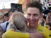 Tadej Pogačar oslavuje víťazstvo na Tour de France s priateľkou Urškou Žigartovou.